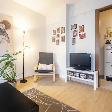 Flat With Balcony Near Bull Statue In Kadikoy * Istanbul