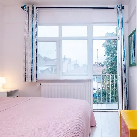 Apartment Flat With Balcony Near Bull Statue In Kadikoy