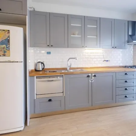 Apartment Flat With Balcony Near Bull Statue In Kadikoy